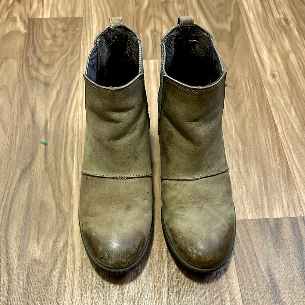 Tan SOREL wedge boots size 7.5